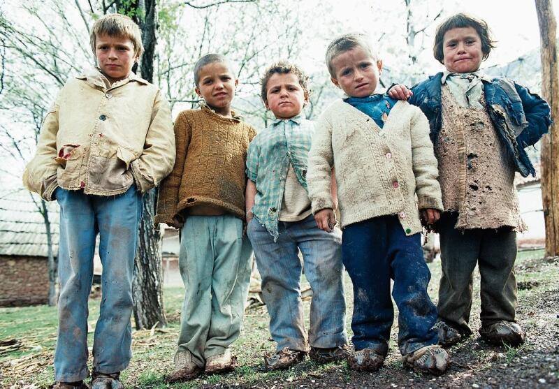 1992 fotografierte Hans Peter Jost in den nordalbanischen Bergen eine Gruppe von Kindern. Die Suche nach ihnen 30 Jahre später ist in einem spannenden Kurzfilm festgehalten. (Bild: Hans Peter Jost)