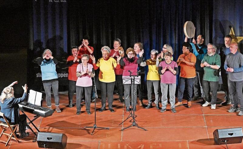 Der Surprise Strassenchor animierte mit seinen bekannten Volks- und Kraftliedern aus vielen verschiedenen Kulturen zum Klatschen, Stampfen und Singen. (Bild: Remo Fröhlicher)