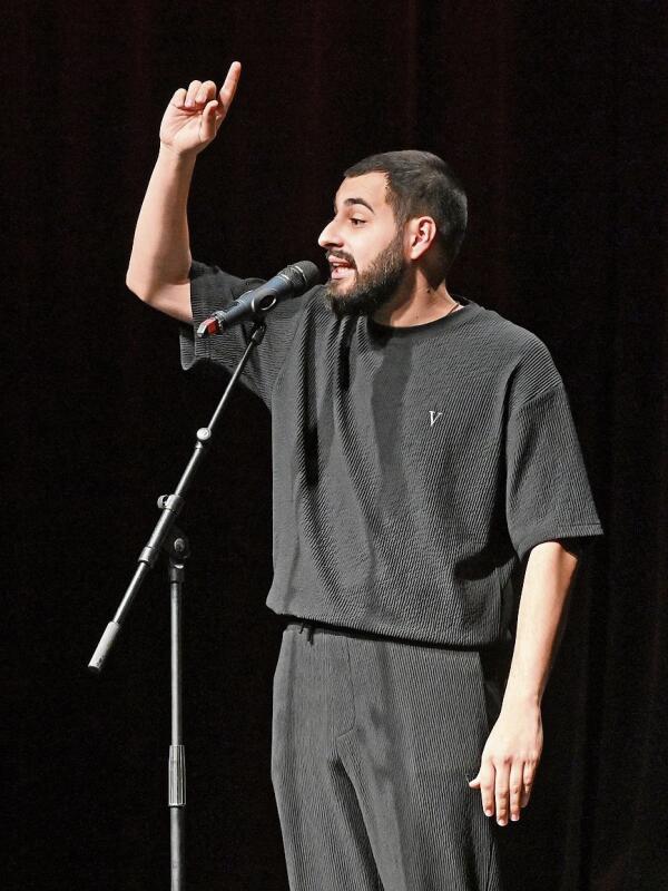 Der Slam Poet Cheremy Chavez sprang für einen krankheitsbedingten Ausfall spontan ein. (Bild: Remo Fröhlicher)