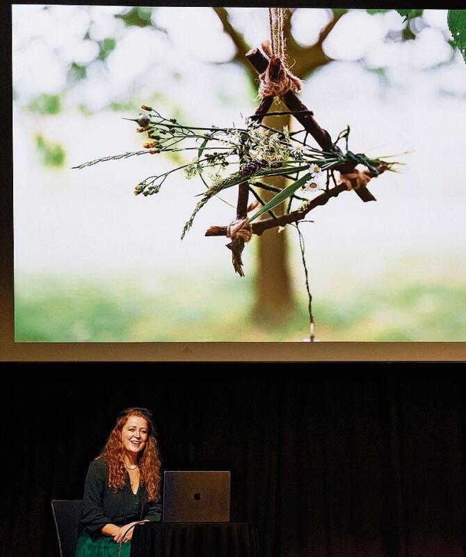 Die Fotografin und Wildkräuterpädagogin Anna-Lena Holm nahm das Publikum der 15. Sternschnuppe mit in die thematische Welt der anstehenden Wintersonnenwende. Die volle Schützi dankte mit staunenden «Ahs» und «Ohs» und lautem Applaus. (Bild: André Albrecht)