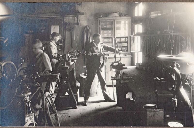 Blick in die Velowerkstatt: Der Firmengründer Walter Moor arbeitet vorne am Fenster, er schleift den Hinterbau eines Fahrradrahmens. (Bilder: ZVG Rolf Moor, Däniken)