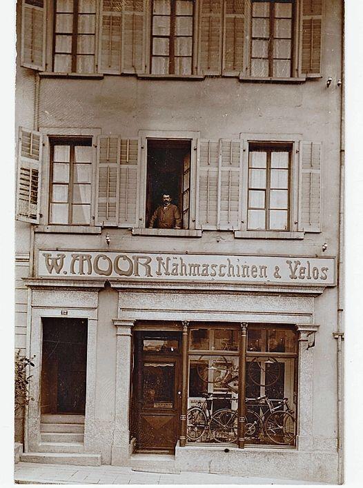 Der kleine Laden von W. Moor, Nähmaschinen &amp; Velos an der Bahnhofstrasse.