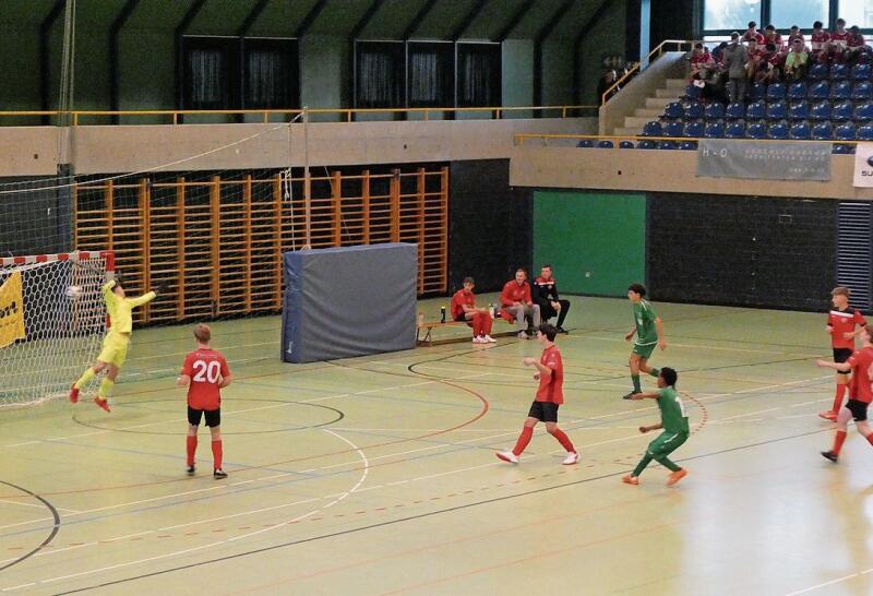 Der herrliche Siegestreffer für die Junioren des FC Winznau (grün) gegen den aus dem Kanton Luzern angereisten FC Rothenburg (rot). (Bilder: Hans Himmelreich)