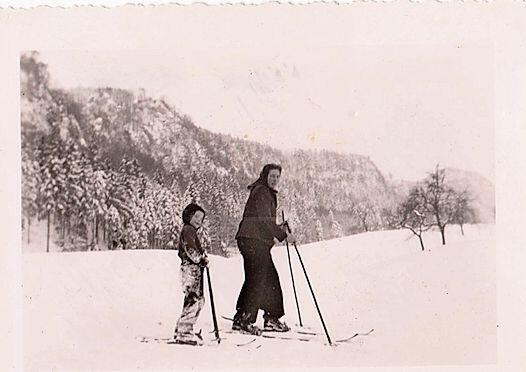 Vreni Lüthi mit ihrer Mutter Margrith Lüthi-Hofer beim Skifahren in der Miesern. Die Aufnahme datiert zirka aus dem Jahr 1953. (Bild: ZVG Verena Spielmann, Trimbach)