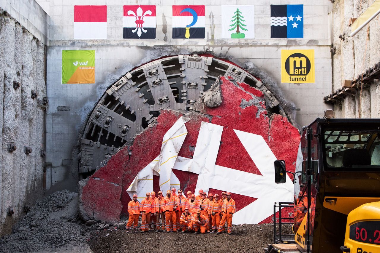 Die Mineure feierten den historischen Moment des Durchstichs. (Bild: SBB CFF FFS)
