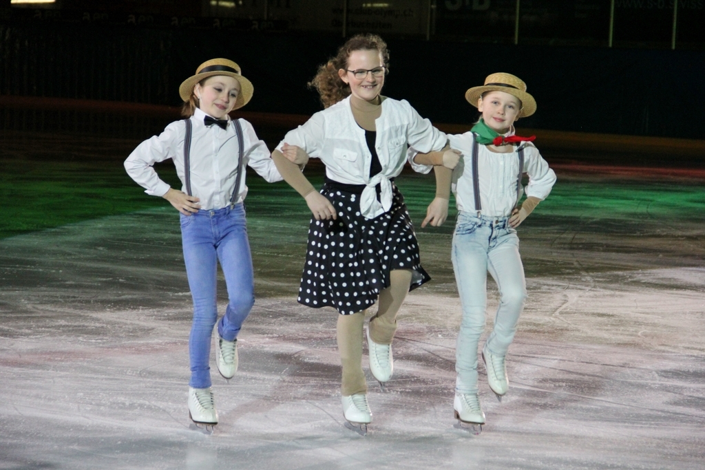 Sowohl die Nachwuchsläuferinnen (v.l.) Greta Ponzio, Laura Baumann und Sina Salzmann als auch ältere Mitglieder des Eislaufclubs Olten werden an der Eisgala 2018 vom kommenden Samstag, 17. März ihr Können präsentieren. (Bild: S. Furter/Archiv)
