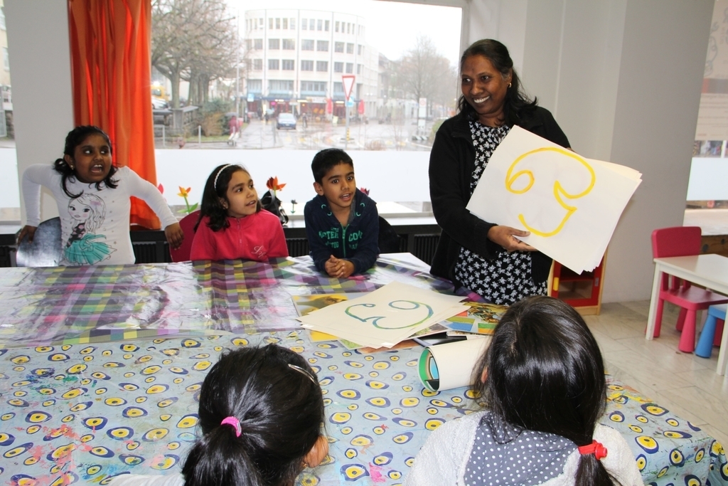Ziel des Projektes «Schenk mir eine Geschichte» ist es, die Muttersprache zu fördern. Die Tamilin Ruth Sinnadurai erzählt jeweils am Donnerstagnachmittag eine Geschichte in ihrer Muttersprache Tamil. (Bild: mim)
