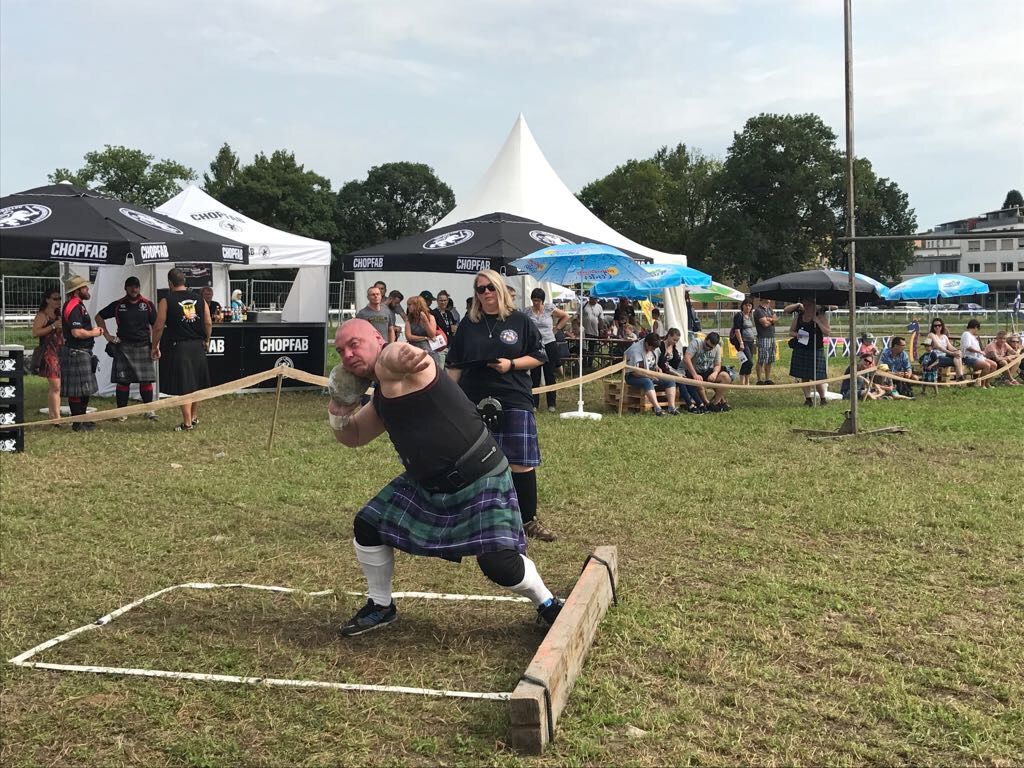 An den Internationalen Highlandgames Mittelland messen sich die Teilnehmer beispielsweise im Steinstossen - natürlich stilecht in Schottenröcken. (Bild: ZVG)
