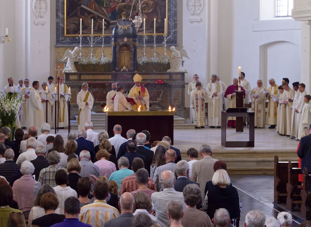 Bischof Dr. Harald Rein führte durch den feierlichen Gottesdienst vor vollen Rängen. (Bild: Kurt Schibler)
