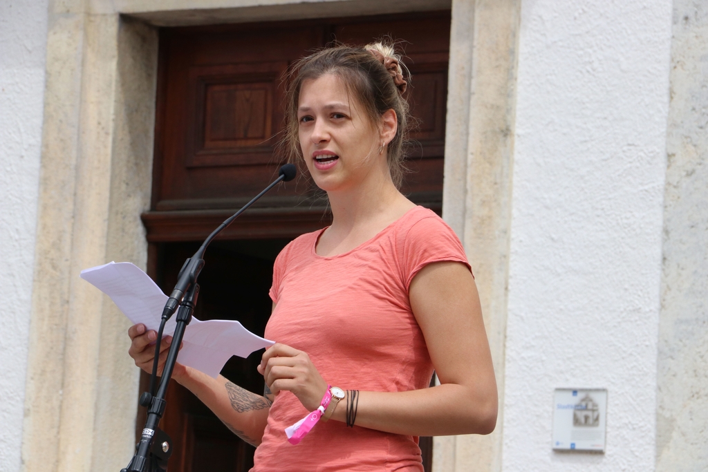 Künstlerin Lisa Christ fand klare Worte und forderte Sanktionen für Unternehmen, welche die Anti-Diskriminierungsgesetze nicht einhalten würden, Lohngleichheit, bezahlbare Krippenplätze, Vaterschaftsurlaub, Frauen in Führungspositionen und die Aufhebung von Geschlechterrollen. (Bild: mim)
