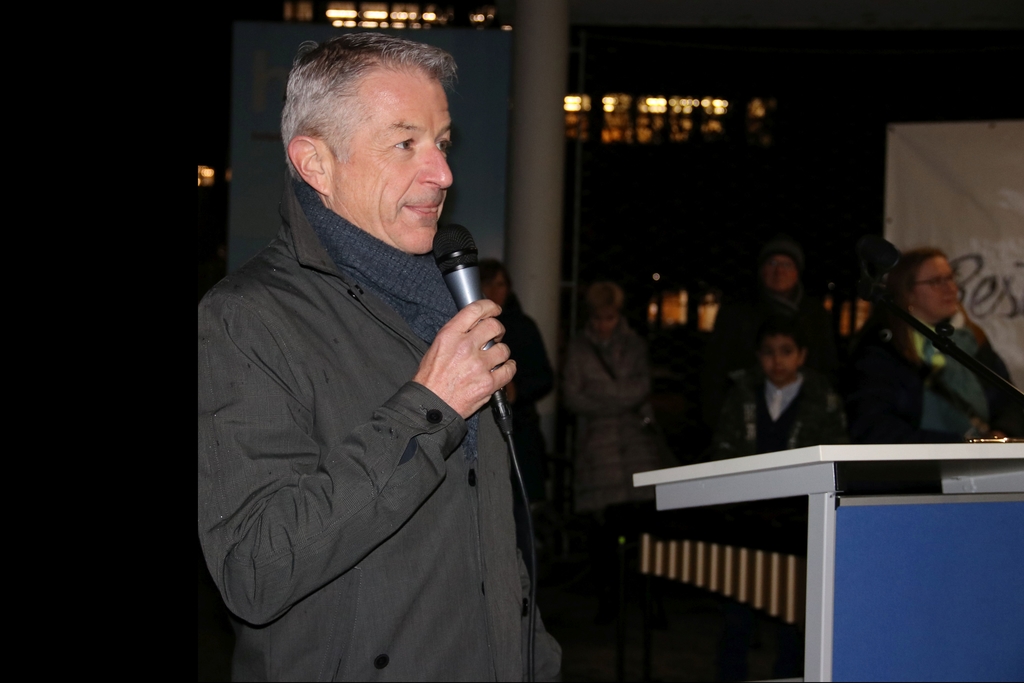 Georg Berger, Direktor BBZ Olten, begrüsste zur Illumination. (Bild: mim)
