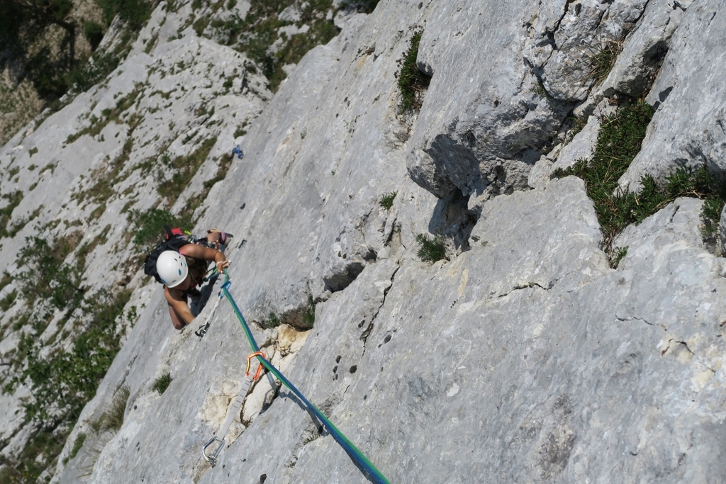Die IG Klettern Jurasüdfuss kümmert sich um defektes Material im Klettergebiet oder nicht mehr begehbare Wege beim Zustieg. (Bild: ZVG)
