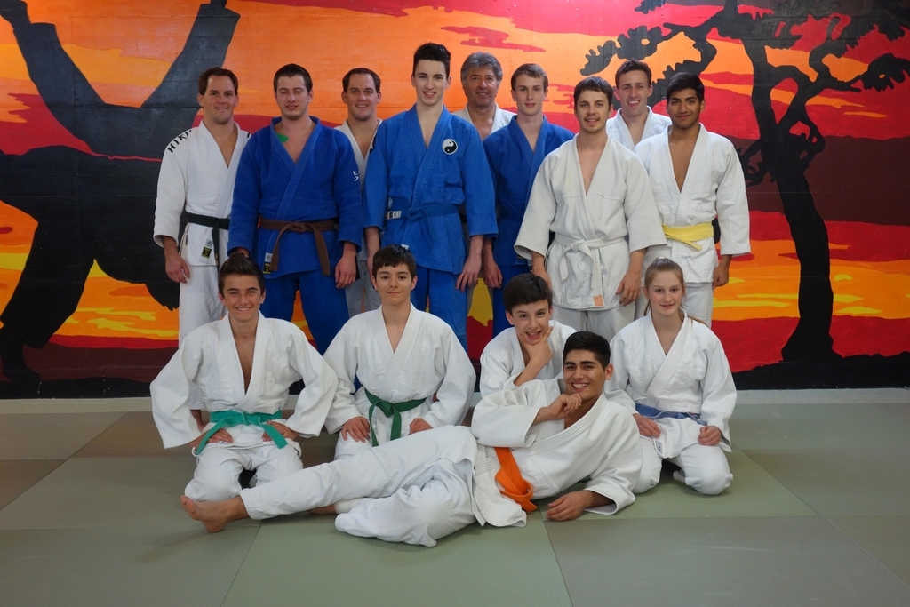 Bereit für 2015: Die Kampfmannschaft des Judoclubs Olten mit Trainer Damijan Rijavec (h. Fünfter v. l.). (ZVG)
