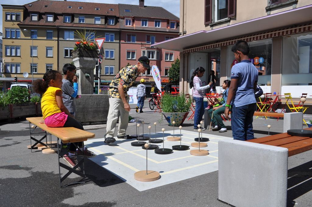 Jung und Alt können sich beim neuen Mühlespiel messen und auf den Sitzbänken verweilen. (Bild: B. Beyeler)
