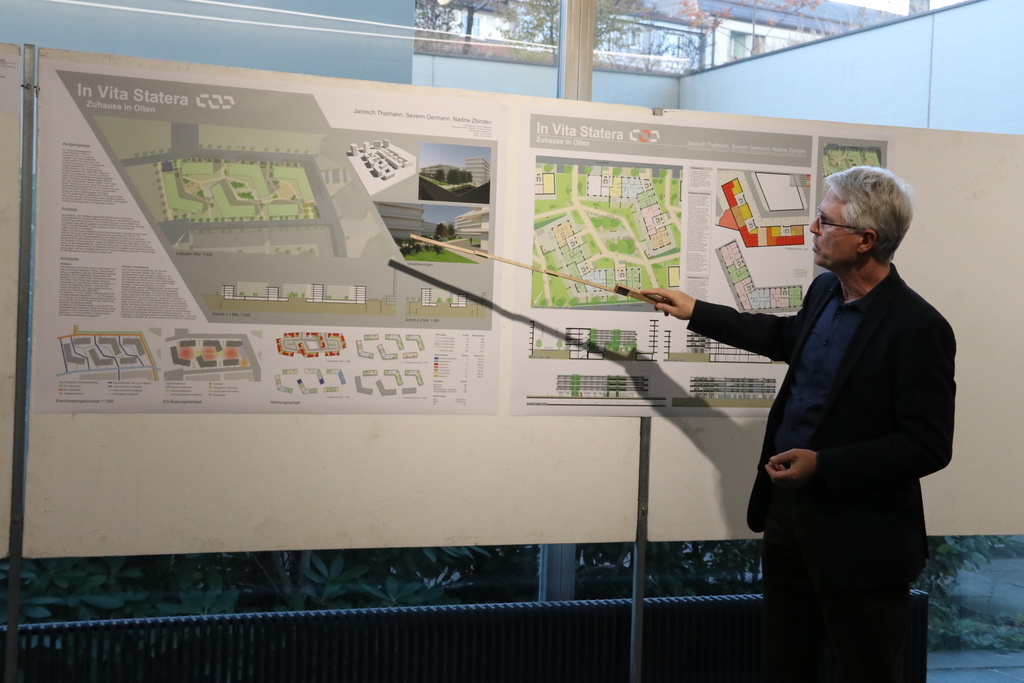 Stadtarchitekt Artur Bucher erläuterte anhand der Pläne eine mögliche Entwicklung  des Areals Olten SüdWest. (Bild: mim)