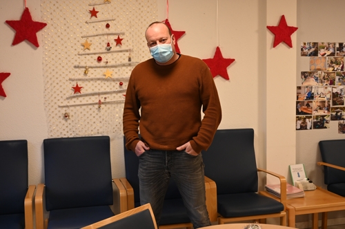 Der besorgte Heimleiter Matthias Christ versucht trotz der schwierigen Umstände auch dieses Jahr für die Bewohner des Ruttigers eine weihnächtliche Atmosphäre zu schaffen. (Bild: Denise Donatsch)
