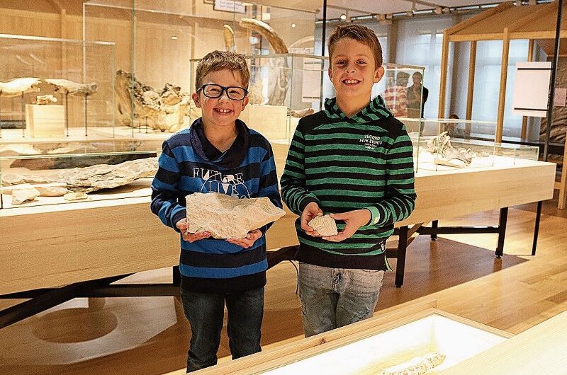 Tobias Kyburz (l.) und Giuliano Maffeis aus Lostorf zeigen stolz ihren Fund: einen Ammoniten. (Bild: mim)

