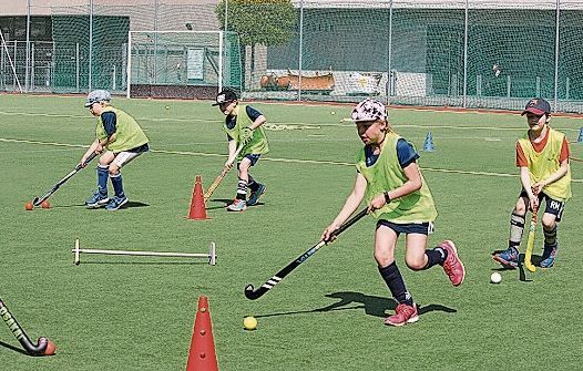 Die Annäherung an Landhockey passiert auf spielerische Weise.