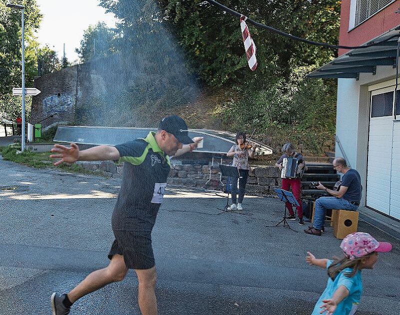 Bei der Badi gab es nicht nur eine herrlich abkühlende Dusche, sondern auch musikalische Unterstützung.
