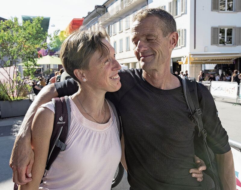 Simone Seiler und Daniel Kühne aus Oftringen wussten nicht, dass der Lauf stattfand – sie waren eher zufällig dazugestossen. Daniel Kühne meint, Konkurrenzkampf und Sport sei zwar nicht so sein Ding, aber dass man hier für eine gute Sache läuft, finde er toll.(Bilder: Julian Stettler)
