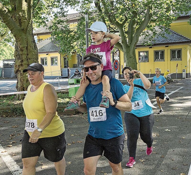 Wenn man selber nicht mehr mag, sitzt man bei Papa halt auf die Schultern. Spass scheinen jedenfalls alle zu haben.
