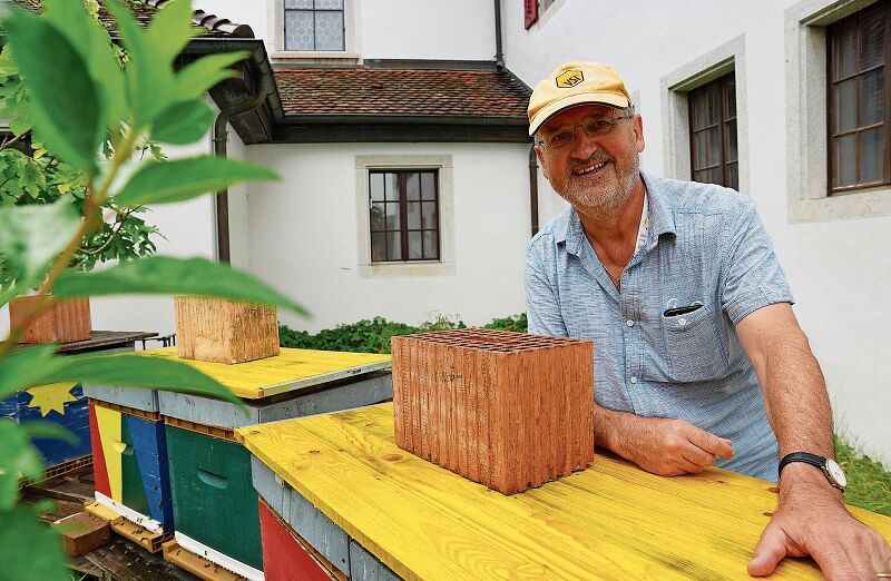 Albert Blum-Kolb lebt seine Leidenschaft fürs Imkern seit kurzem im Oltner Klostergarten aus. (Bilder: Achim Günter)

