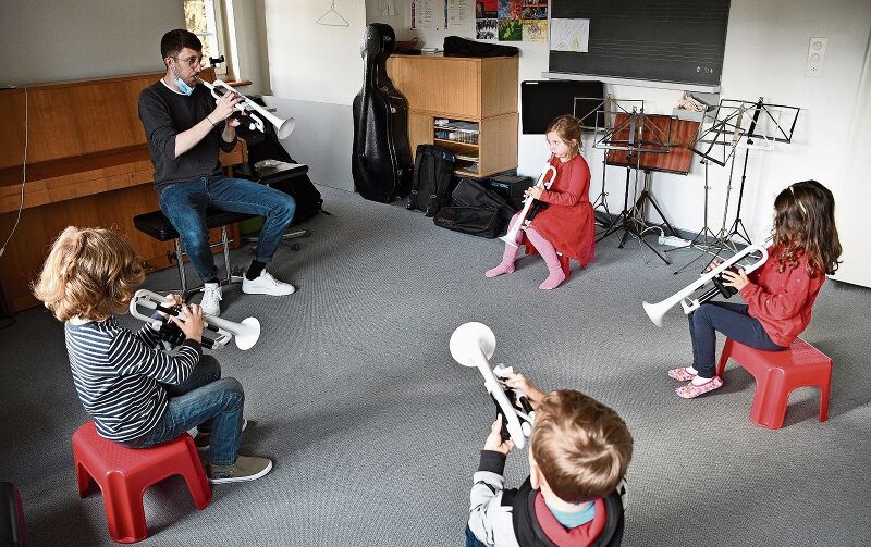 Im Pilotprojekt Musikkindergarten der Musikschule Olten probieren Kinder alle möglichen Instrumente aus. (Bild: FB)