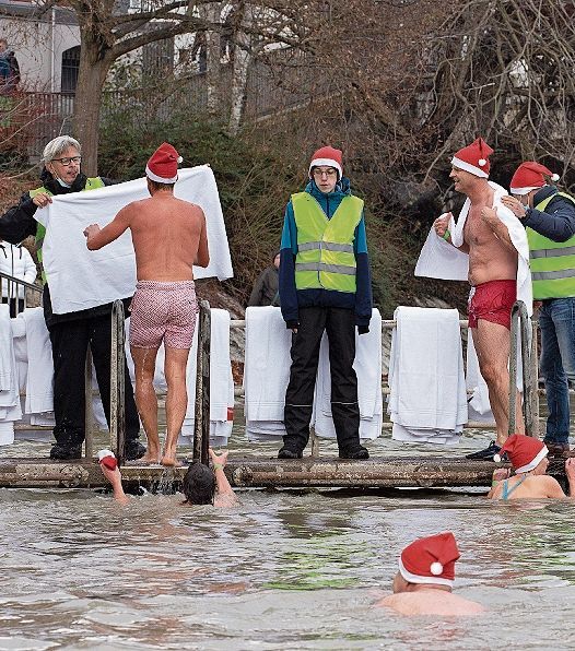 Auf die Schwimmer wartete gleich beim Ausgang ein warmes Tuch.
