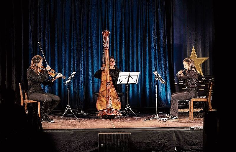 Tramontana wusste zu verzaubern: Mathilde Bernard (Harfe), Aurora Pajón (Querflöte) und Alejandra Martín (Bratsche). (Bild: Remo Buess)
