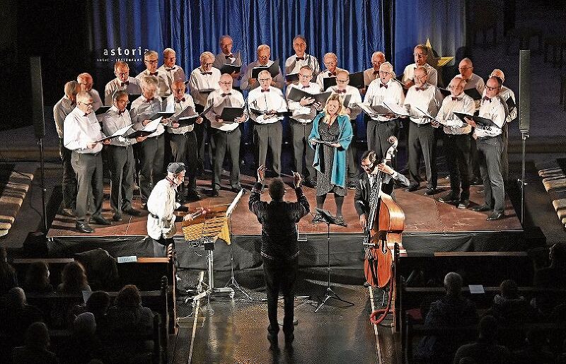 Der Männerchor Hägendorf und das Trio Hermelin bei ihrem Auftritt in der Stadtkirche.  (Bild: Remo Fröhlicher)