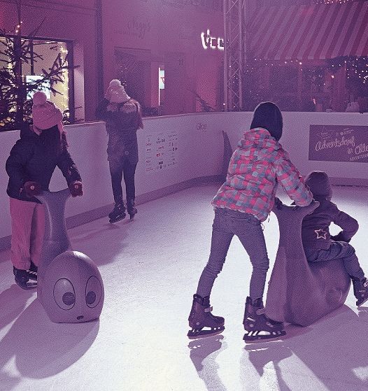 Sogar eine kleine Eisfläche hat es im Dorf.
