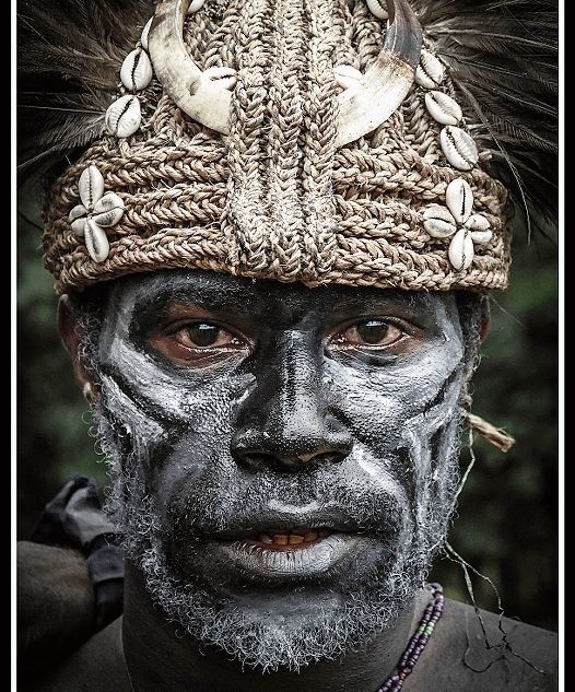 Diese Porträtaufnahme von Raphael Fischer zeigt einen Krieger in Papua-Neuguinea.
