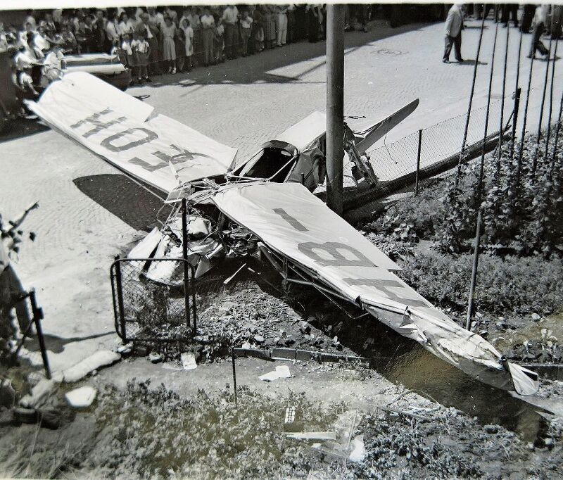 Das Wrack des Auster-Kleinflugzeugs an der Absturzstelle beim Bifangplatz.
