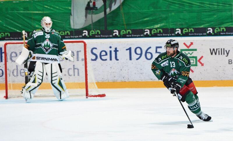 Zwischen 2015 und 2017 kurvte Stefan Hürlimann mit der Nummer 13 und Vollbart für den EHC Olten auf dem Eis herum, heute tut er dies auf höchstem Schweizer Niveau als Schiedsrichter – immer noch mit der 13, aber glatt rasiert. (Bild: Archiv Bruno Kissling)