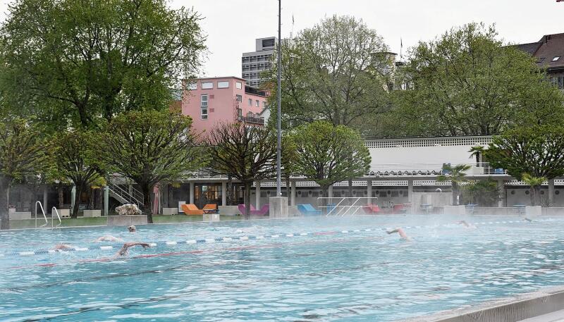 Zu früher Morgenstunde: Für viele Menschen ist das Frühschwimmen zur Tradition geworden. (Bilder: Cyrill Pürro)