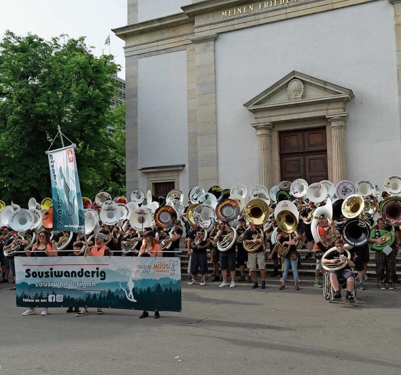 Auch vor der Stadtkirche machten die insgesamt mehreren hundert Sousaphonspielerinnen und -spieler lautstark auf sich aufmerksam. (Bild: Tobi Oetiker)
