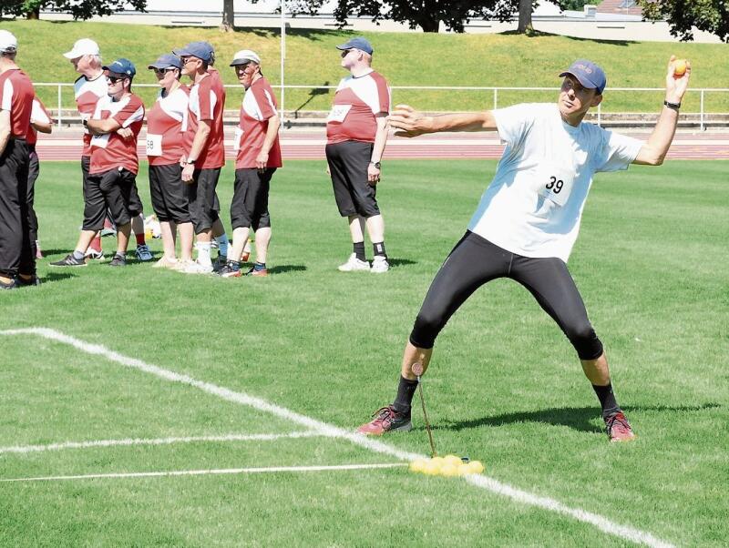 Wie weit fliegt der Ball? Der Ballweitwurf forderte viel Kraft und Schwung.
