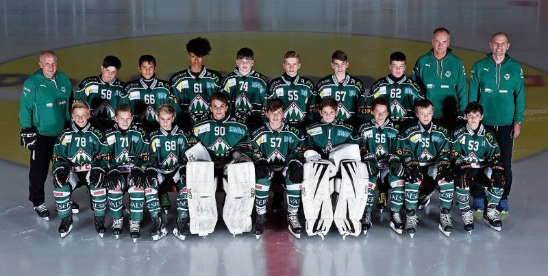 Das Mannschaftsfoto der U15 (damals Mini-Novizen) in der Saison 2016/17 mit Lian Bichsel in der hinteren Reihe (Nr. 74), flankiert vom Trainerteam mit Heinz Brändli (links) sowie Marco Wyss (2.v.r) und Marcel Hug. (Bild: Daniela Friedli)
