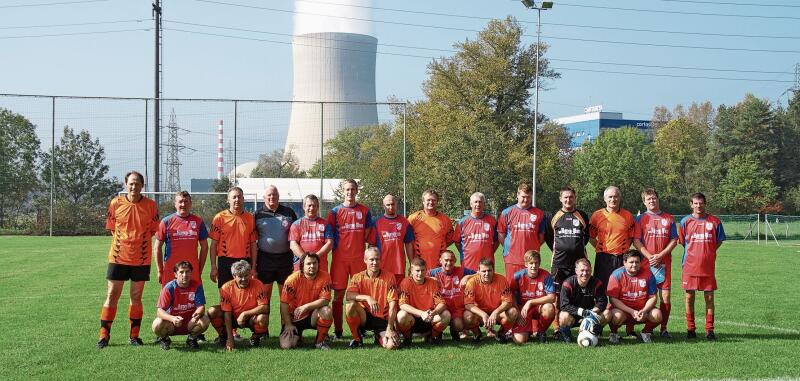 Schon über ein Jahrzehnt ist es her: Im Jahr 2011 traf sich der FC KKG (in den orangen Trikots) letztmals zum freundschaftlichen Vergleich mit dem FC Hetzendorf aus der Steiermark – ein gemeinsames Erinnerungsfoto durfte da natürlich nicht fehlen. (Bild: ZVG)
