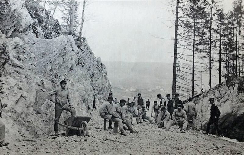 Zu Beginn des Ersten Weltkriegs bauten Arbeiter und Soldaten die Militärstrasse, um auf den Hauenstein zu gelangen. (Bild: ZVG)
