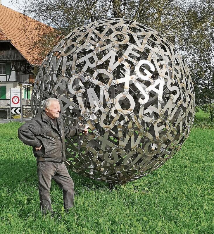 Eisenplastiker Heiko Schütz mit seiner Kugel «Wortlos».
