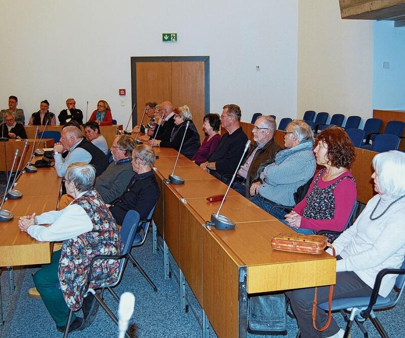 Der Verein engagiert sich in der Alterspolitik. Das Bild zeigt Mitglieder bei einer Aussprache mit dem damaligen Oltner Stadtpräsidenten Martin Wey.
