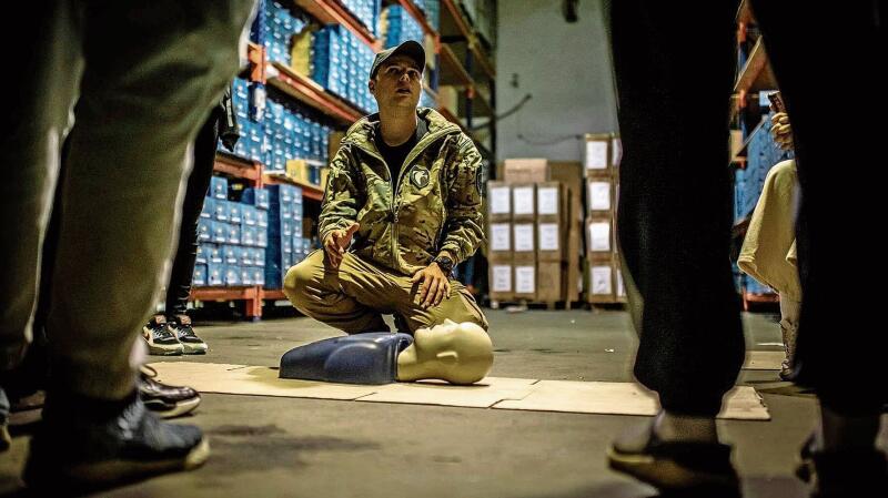 Seit mehreren Monaten bietet der Trimbacher Yannick Stalder in der Ukraine Kurse in Erster Hilfe an; das Angebot stösst auf grosses Interesse. (Bild: ZVG)
