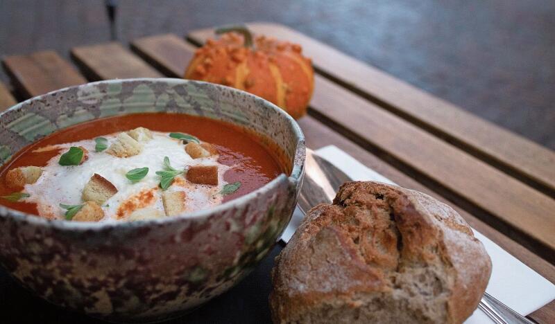 In diesem Jahr warten eine Tomatencreme- und eine Rüebli-Ingwer-Suppe auf hungrige Passantinnen und Passanten. (Bild: ZVG)
