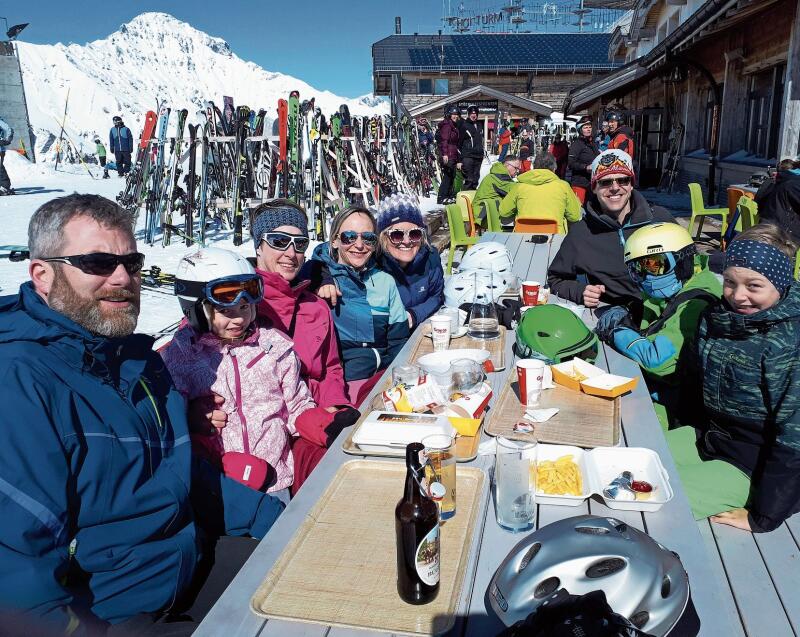 Das Skiweekend ist jeweils der Höhepunkt des Vereinsjahres: gemeinsames Mittagessen beim Weekend in Adelboden. (Bild: ZVG)