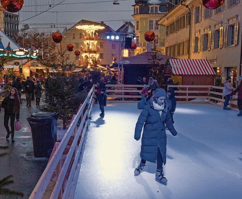 Schlittschuhlaufen bei weihnachtlicher Stimmung.