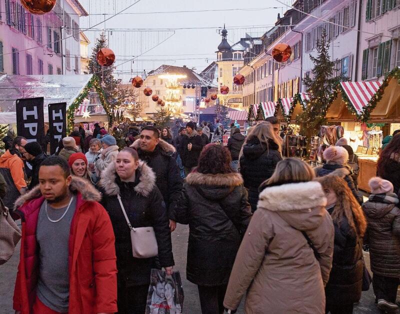 Am Sonntagabend ist die Kirchgasse ein belebter Schauplatz.
