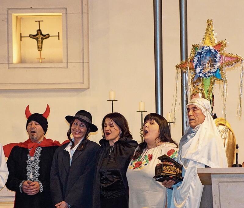 Der Chor sang einerseits weihnächtliche Lieder...
