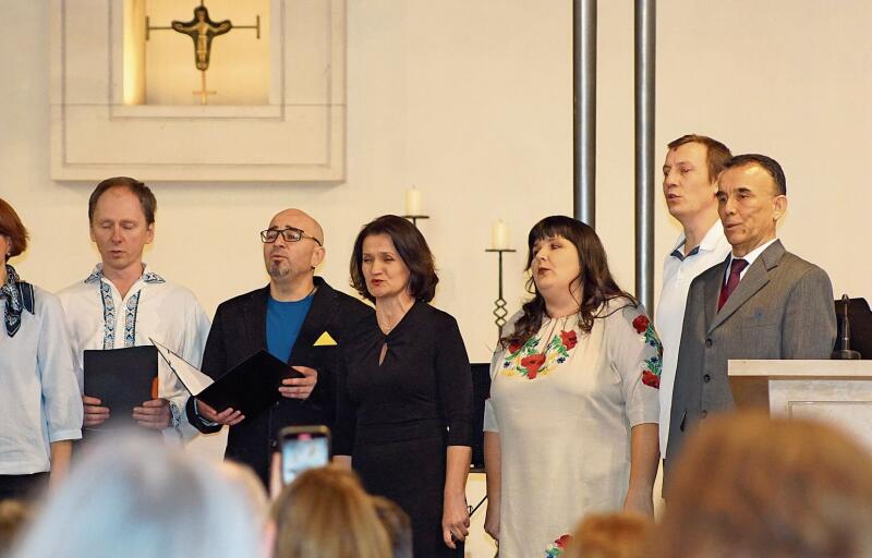 Der ukrainische Chor, fast nur aus Amateuren bestehend, beeindruckte mit seinem ausdrucksstarken Gesang. (Bilder: Achim Günter)
