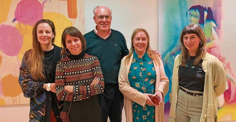 Die Künstlerinnen Tamara Janes, Yvonne Robert, Annelies Strba, Musikerin Tiziana Greco (v.l.) mit Galerist Christoph Oeschger  (Bild: ZVG)